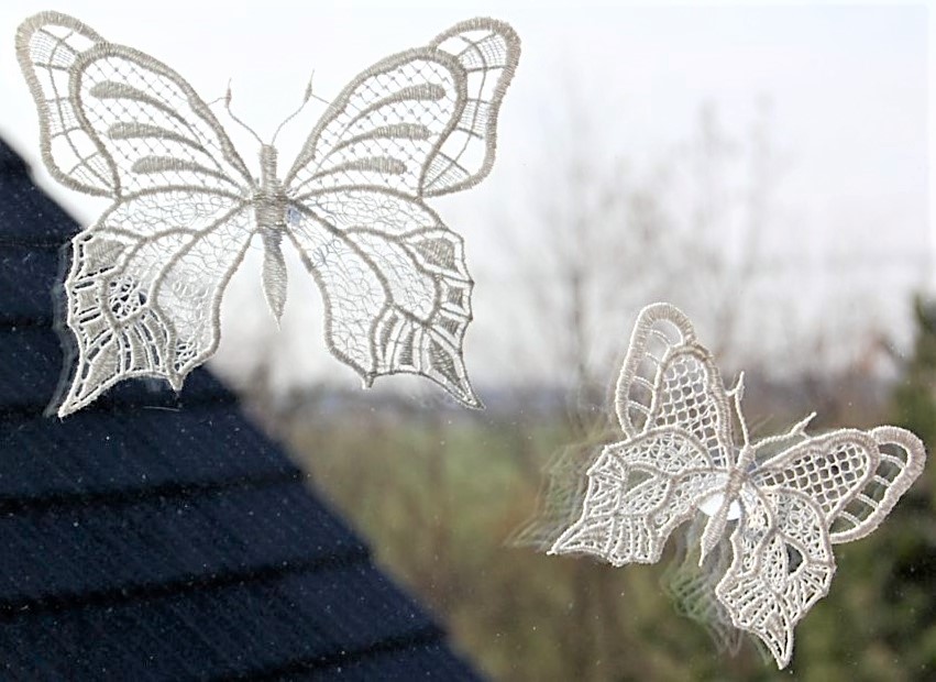 Set 2 Stück Fensterbilder Schmetterlinge weiß mit Saugnapf Plauener Spitze